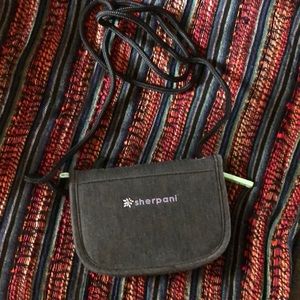 Sherpani wallet/crossbody